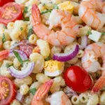 Salade de pâtes aux crevettes fraîche colorée appétissante