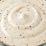 Sauce Caesar crémeuse maison bowl verre texture onctueuse ingrédients