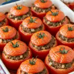 Tomates farcies à l'ancienne dorées au four dans plat traditionnel
