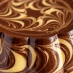 Flan marbré vanille chocolat élégant motif tourbillon parfait