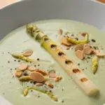 Gaspacho d'asperges blanches velouté ivoire avec herbes fraîches verrines élégantes