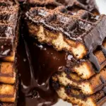 Gâteau de gaufres chocolat coulant spectaculaire avec ganache ruisselante couches