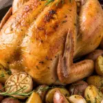 Poulet rôti aux pommes de terre dorées croustillant parfait