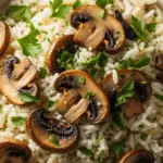 Riz aux champignons persillé fumant réconfortant bol rustique