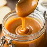 Sauce caramel maison dorée veloutée coulant bocal verre transparent
