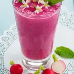 Soupe froide radis betterave rose fuchsia verrines décorées menthe fleurs comestibles