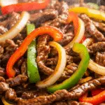 Wok de bœuf aux poivrons traditionnel avec légumes colorés croquants sauce brillante