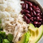 Bol riz basmati poulet effiloché haricots rouges avocat coloré nutritif