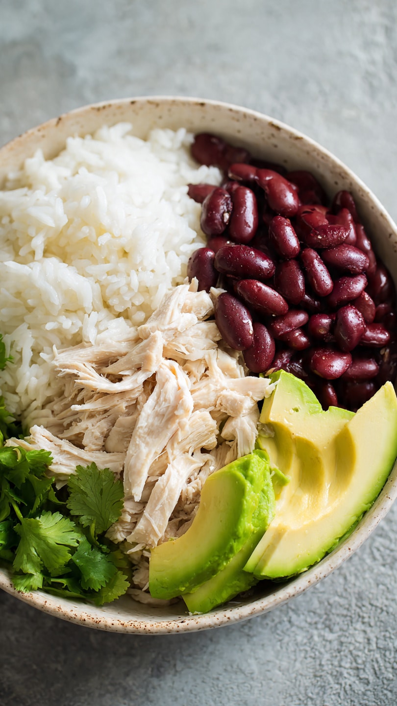 Bol riz basmati poulet effiloché haricots rouges avocat coloré nutritif
