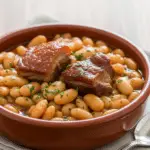 Cassoulet rustique haricots blancs porc confit traditionnel Sud-Ouest authentique
