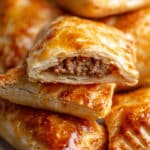 Chaussons feuilletés viande dorés croustillants farce savoureuse visible papier