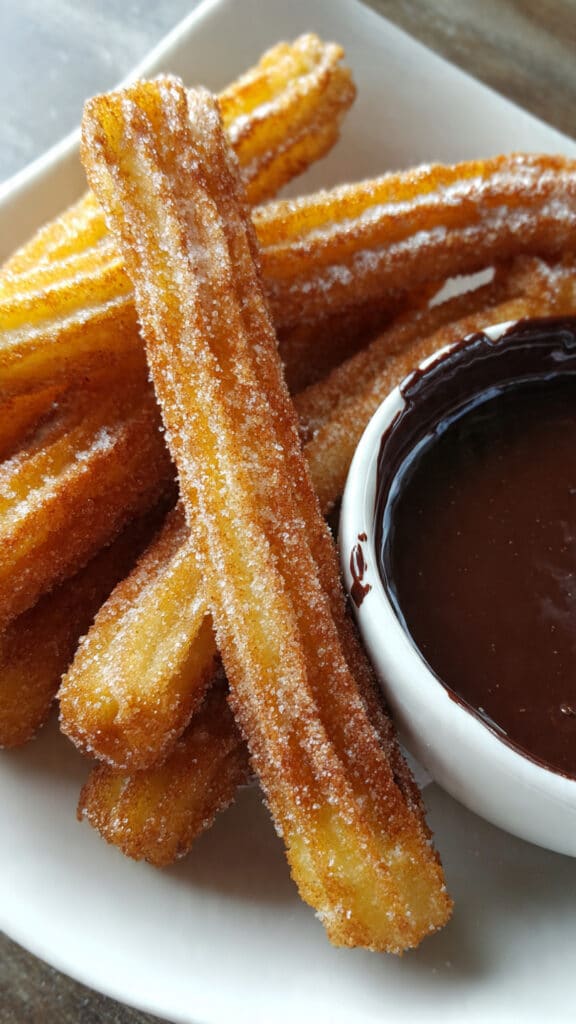 Churros croustillants chocolat dorés festifs irrésistibles sauce onctueuse