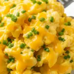 Œufs brouillés crémeux fromage ciboulette texture veloutée luxueuse