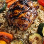 Poulet grillé au miel tranché sur riz pilaf avec légumes rôtis colorés