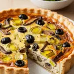 Quiche poireaux champignons olives noires dorée crémeuse française