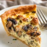 Quiche au poulet champignons fromage avec croûte dorée croustillante tranchée