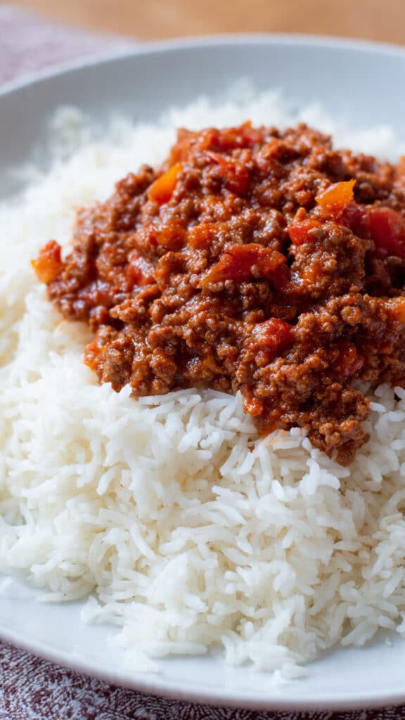 Riz basmati sauce bolognaise maison couronne élégante fusion gourmande