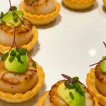Saint-Jacques saisies dorées mini-coupes croustillantes crème avocat élégantes