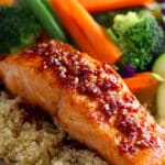 Saumon épicé quinoa légumes vapeur bowl healthy coloré équilibré