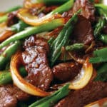 Sauté bœuf oignons chinois wok authentique fumant vibrant