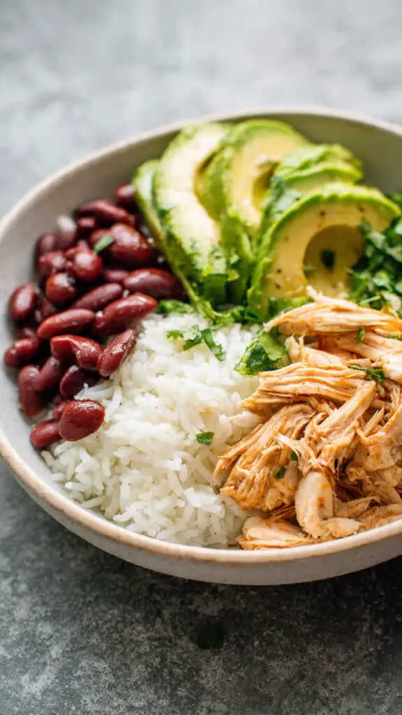 Service élégant bol riz poulet effiloché haricots avocat bols modernes