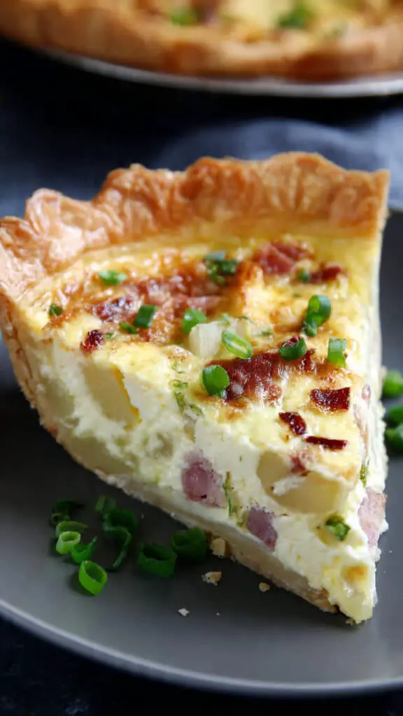 Service généreux quiche pommes terre lardons oignons assiettes blanches