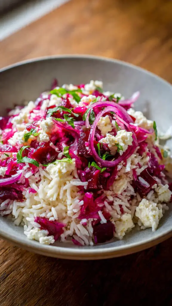 Service élégant riz basmati betterave feta oignon rouge assiettes