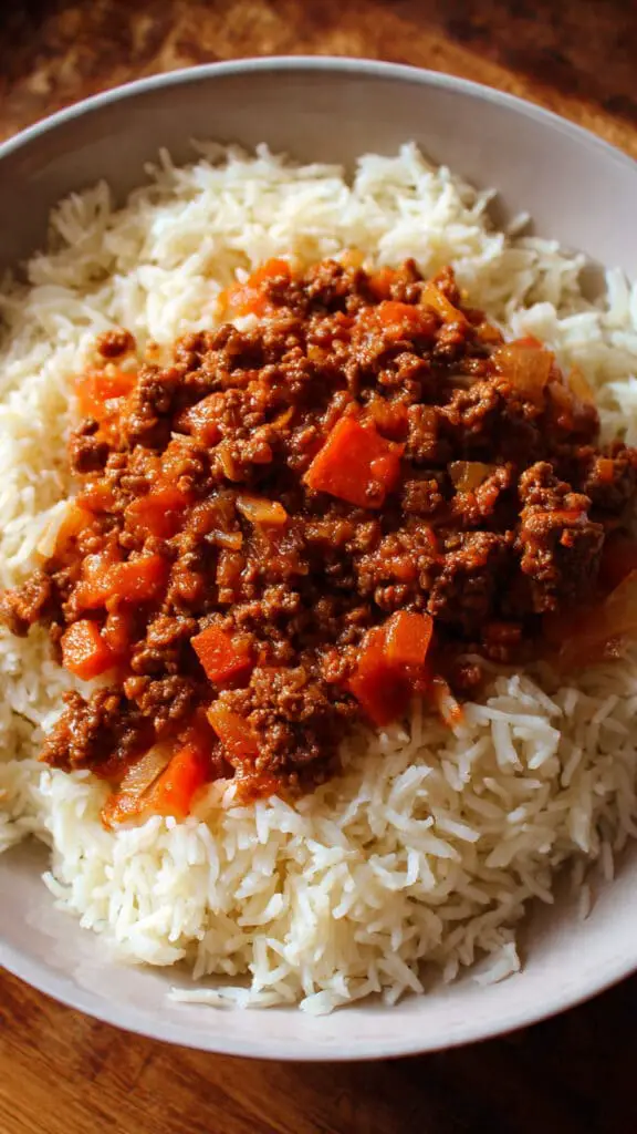 Service élégant riz basmati sauce bolognaise couronne assiettes