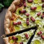 Tarte salée poireaux lardons avec croûte fromage dorée gratinée