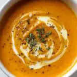 Velouté carottes patate douce curry orange vibrant crème fraîche swirl fumant