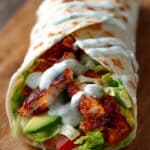 Wrap poulet épicé avocat sauce yaourt coloré généreux street food